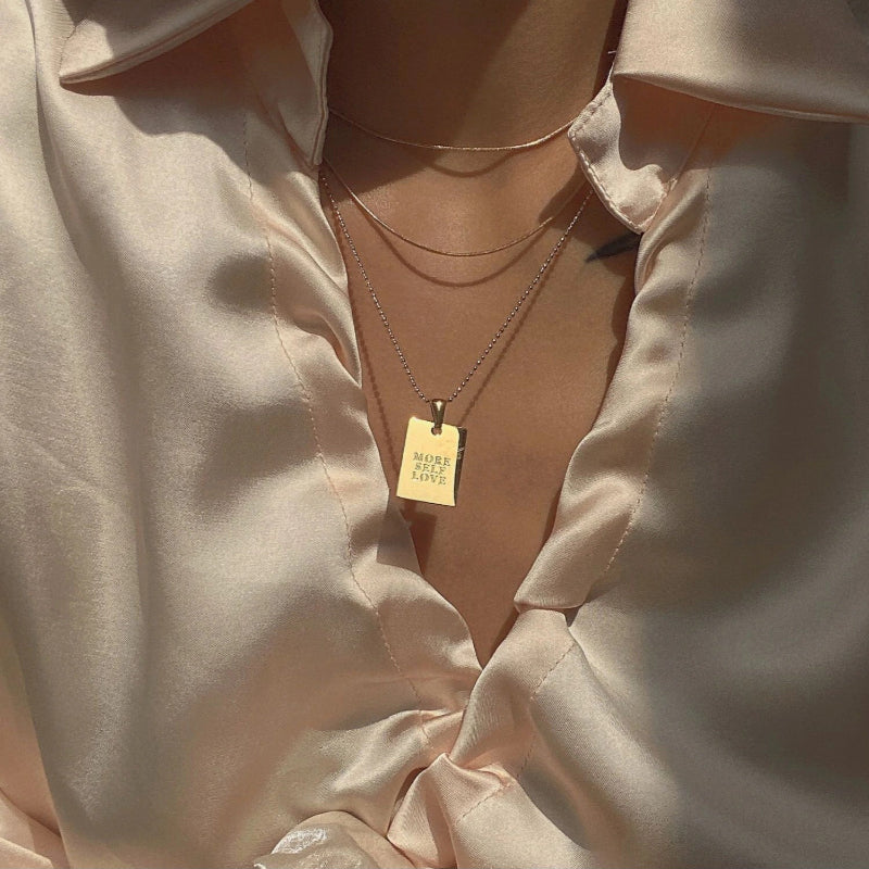 Halskette mit quadratischem Anhänger und persönlichem, inspirierendem Zitat