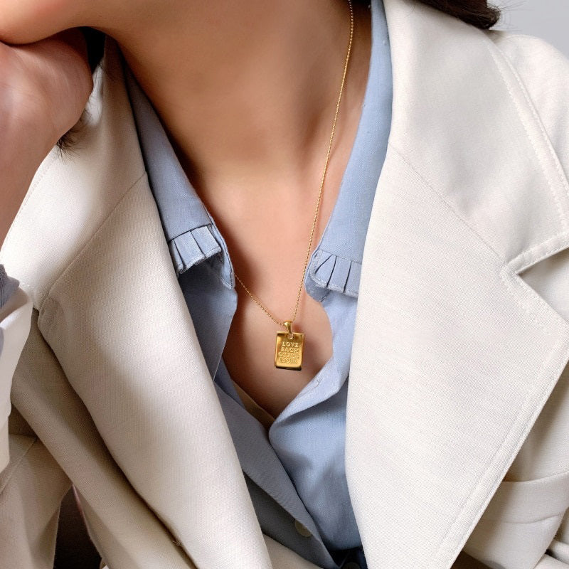 Halskette mit quadratischem Anhänger und persönlichem, inspirierendem Zitat