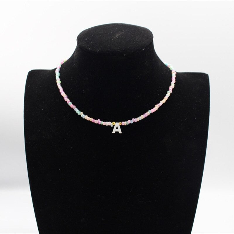 Personalisierte Chokerhalsketten mit Perlenanhängern mit Buchstaben von A bis Z