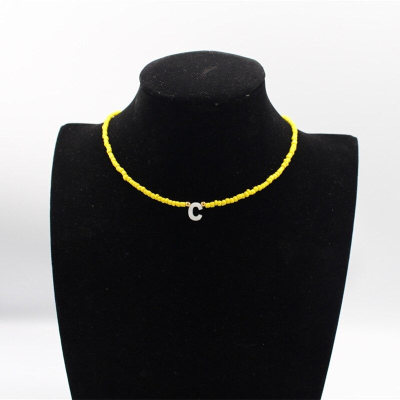 Personalisierte Chokerhalsketten mit Perlenanhängern mit Buchstaben von A bis Z