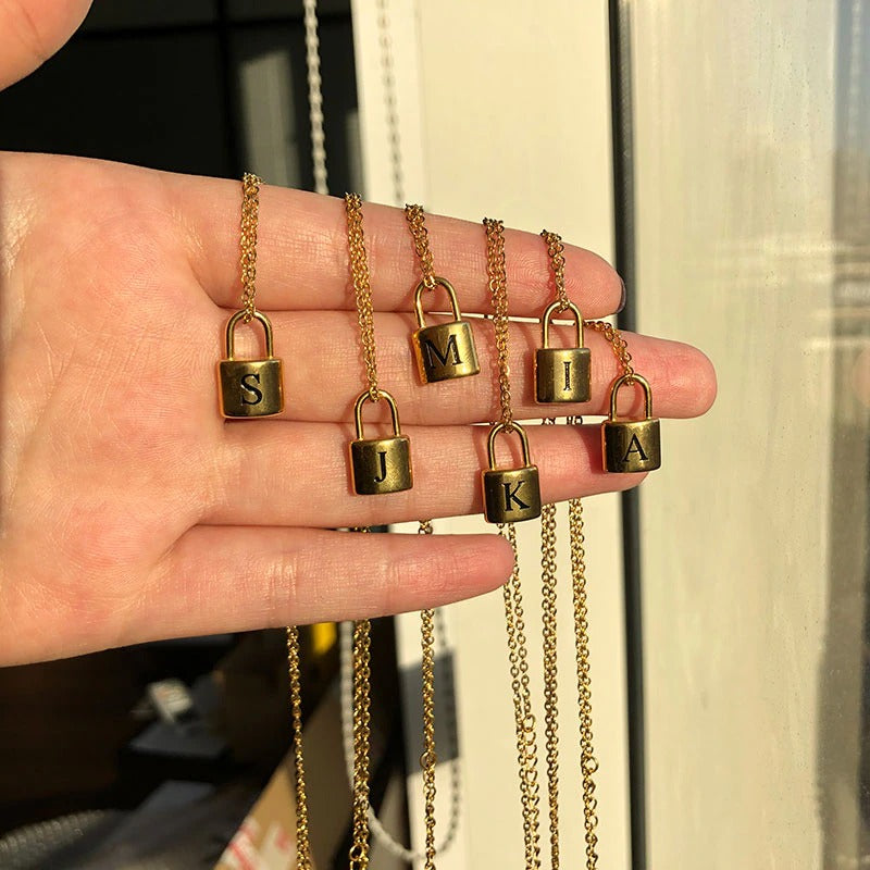 Personalisierte Halsketten mit Anfangsbuchstaben A–Z und Vorhängeschloss-Anhänger