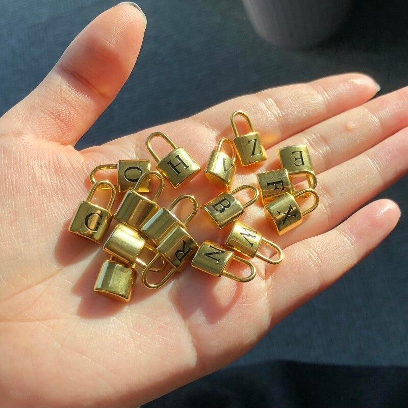 Personalisierte Halsketten mit Anfangsbuchstaben A–Z und Vorhängeschloss-Anhänger