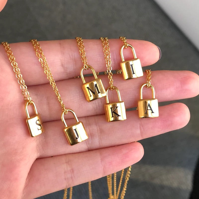 Personalisierte Halsketten mit Anfangsbuchstaben A–Z und Vorhängeschloss-Anhänger