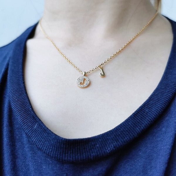 Personalisierte zierliche Halsketten mit Buchstabenanhänger aus Zirkonia