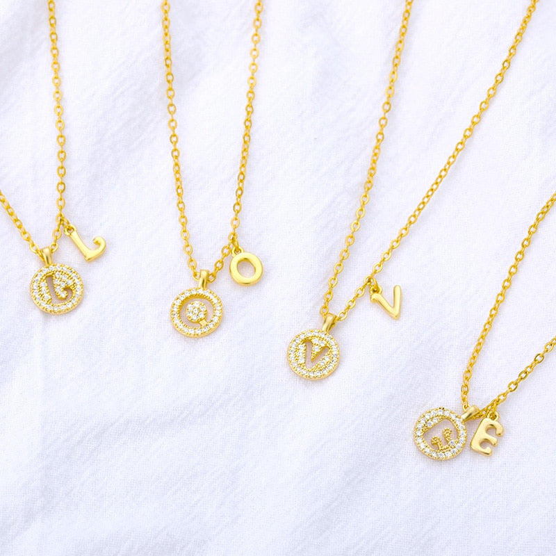 Personalisierte zierliche Halsketten mit Buchstabenanhänger aus Zirkonia