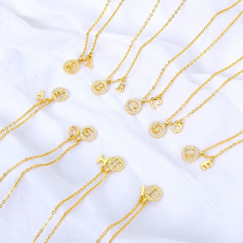 Personalisierte zierliche Halsketten mit Buchstabenanhänger aus Zirkonia