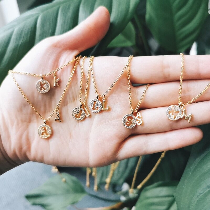 Personalisierte zierliche Halsketten mit Buchstabenanhänger aus Zirkonia