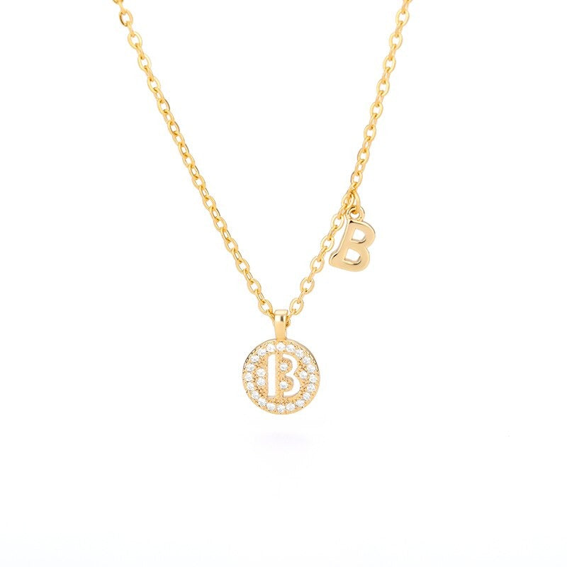 Personalisierte zierliche Halsketten mit Buchstabenanhänger aus Zirkonia