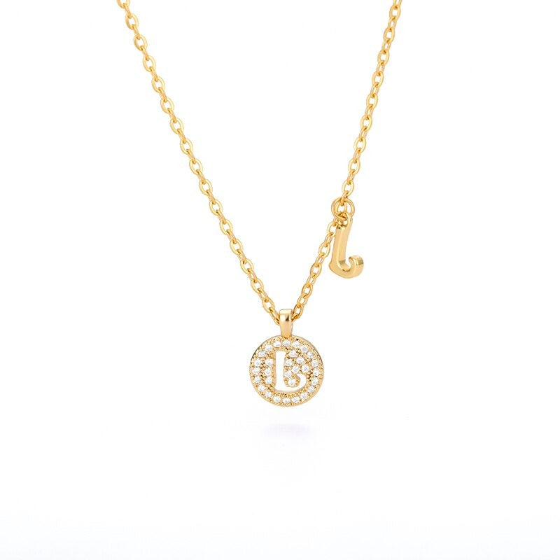 Personalisierte zierliche Halsketten mit Buchstabenanhänger aus Zirkonia