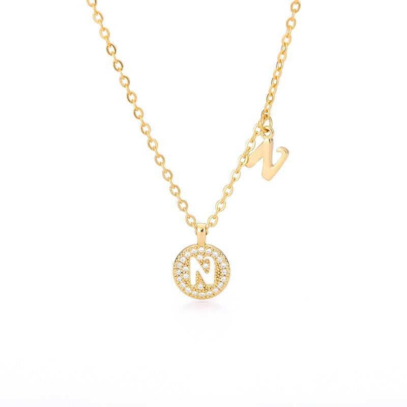 Personalisierte zierliche Halsketten mit Buchstabenanhänger aus Zirkonia