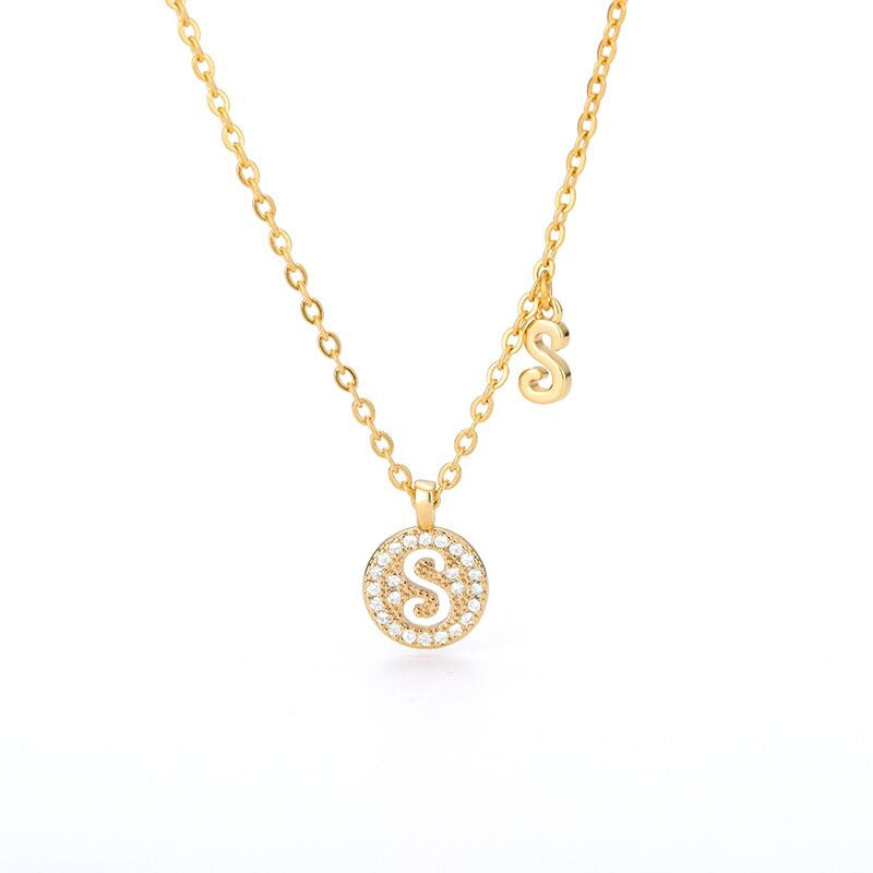 Personalisierte zierliche Halsketten mit Buchstabenanhänger aus Zirkonia