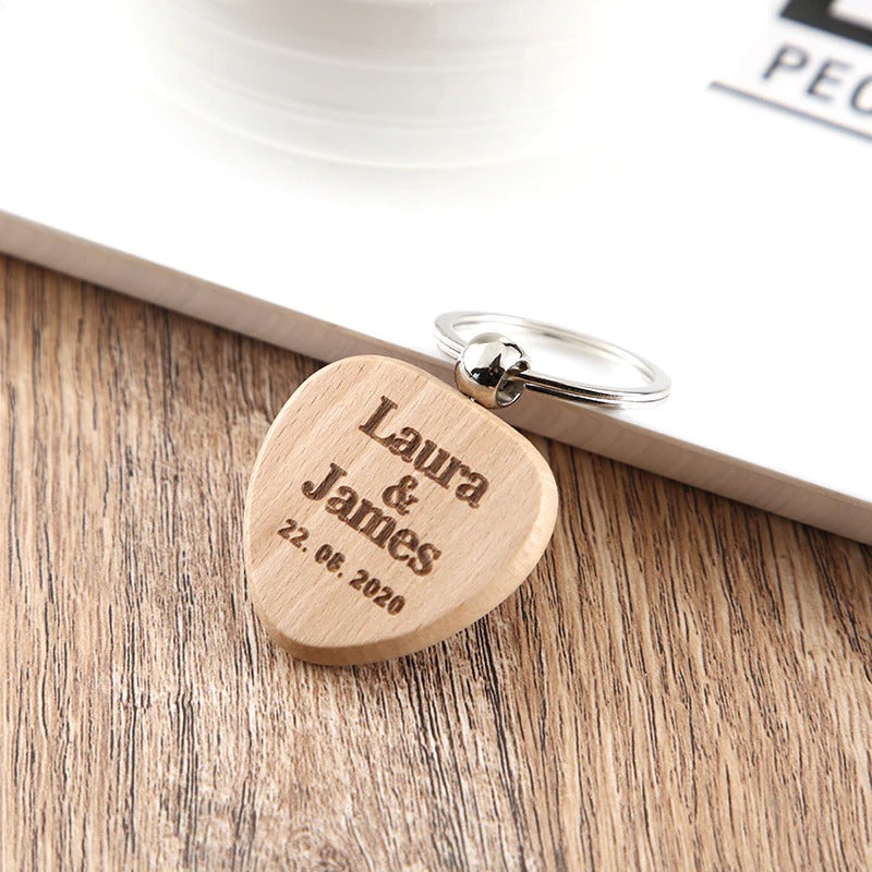 Personalisierter Schlüsselanhänger aus Ahornholz mit Namen und Datum