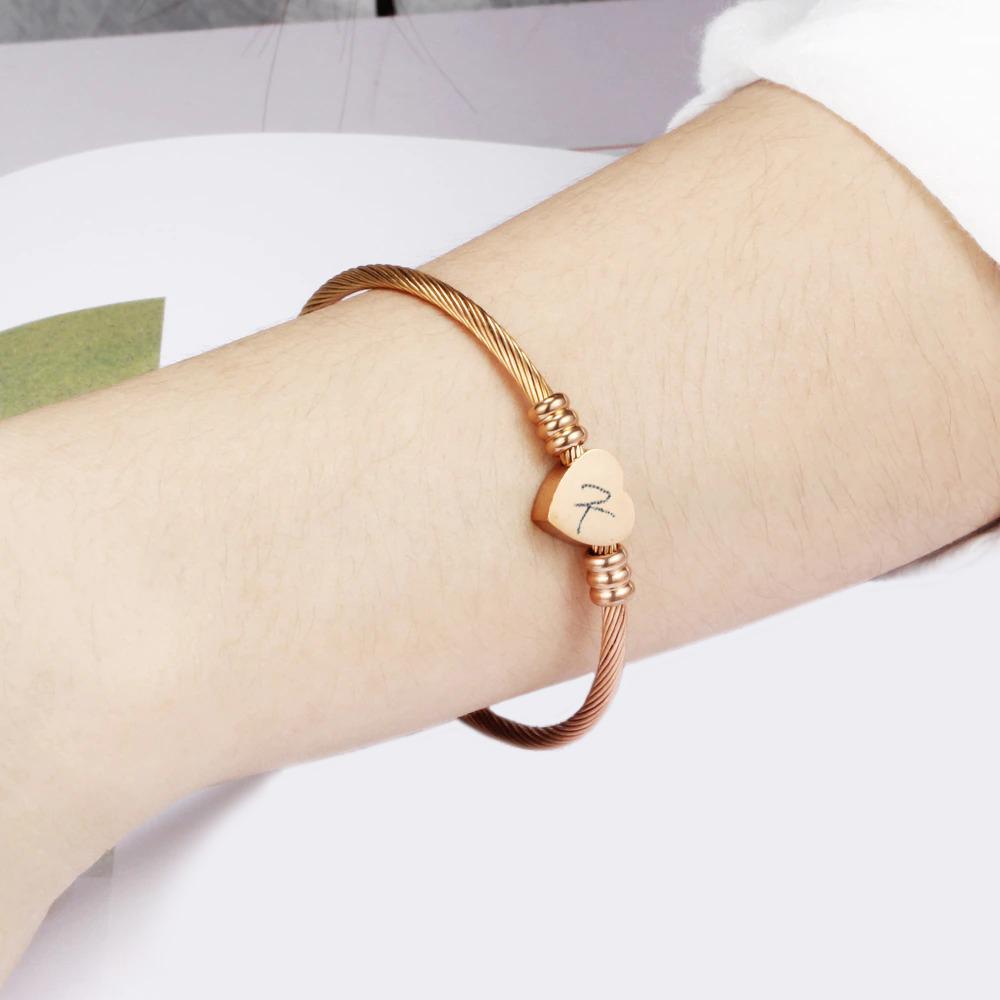 Personalisierter Herzanhänger mit Anfangsbuchstaben-Armreif