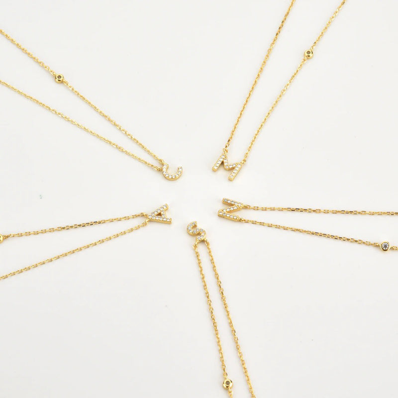 Personalisierte Halsketten mit Mini-Zirkon-Anfangsbuchstaben-Anhänger von A-Z