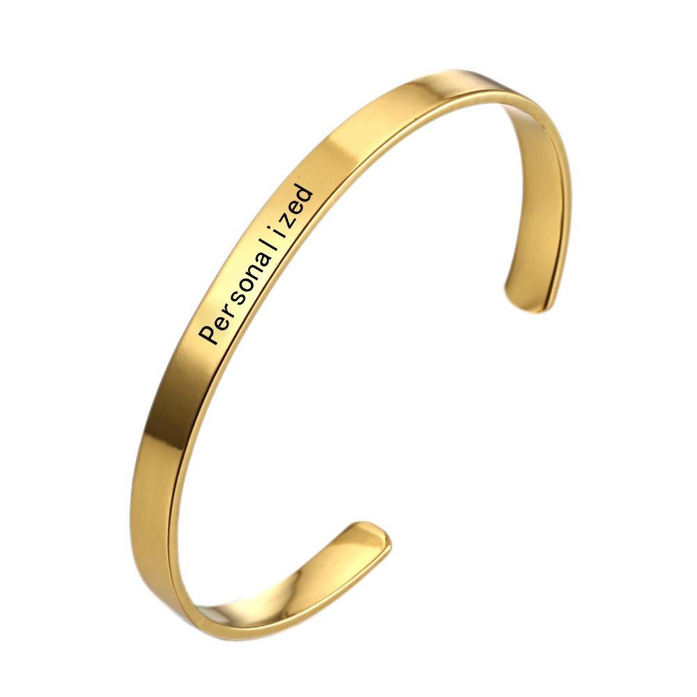 Minimalistisches und dünnes Armreifarmband mit personalisiertem Namen