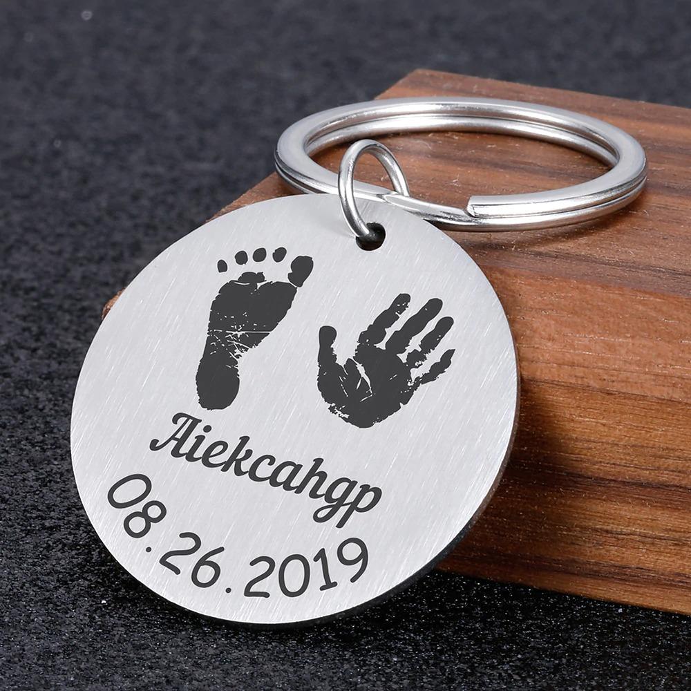 Personalisierter Schlüsselanhänger mit Namen und Geburtstag des Neugeborenen