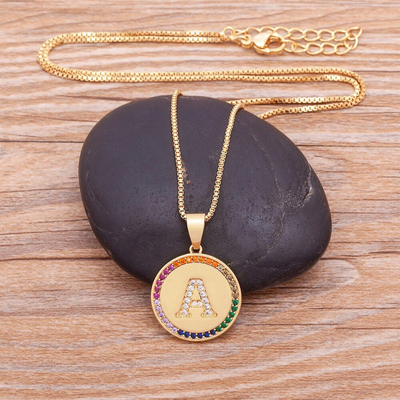 Personalisierte Halsketten mit Regenbogen-Zirkon-Anhänger und Juwelen für den Anfangsbuchstaben