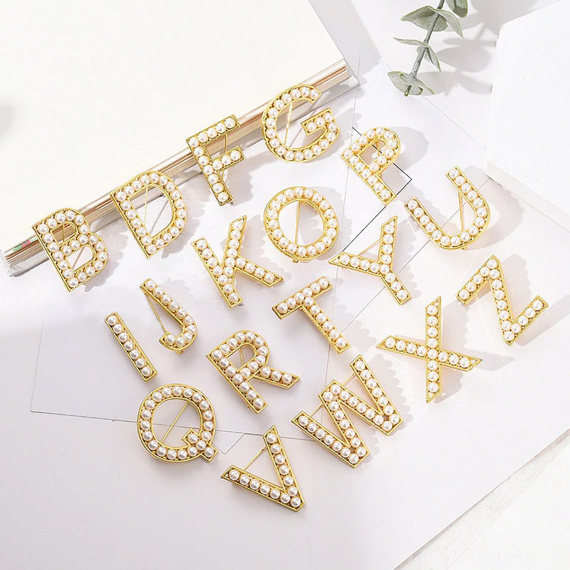 Personalisierte Retro Chic Perle besetzte Anfangsbuchstaben Brosche Pins