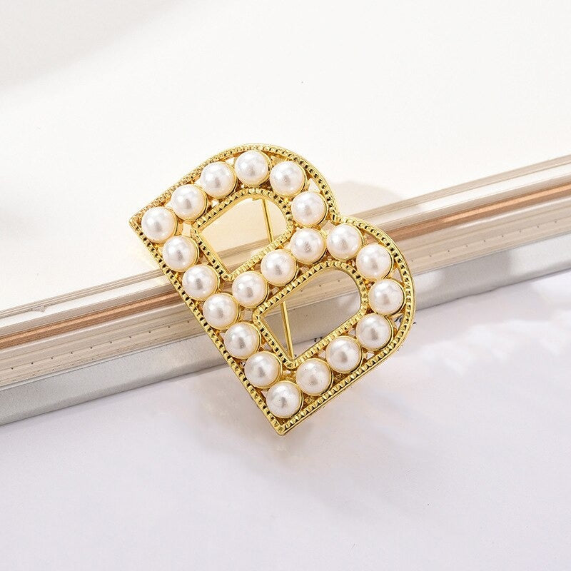 Personalisierte Retro Chic Perle besetzte Anfangsbuchstaben Brosche Pins