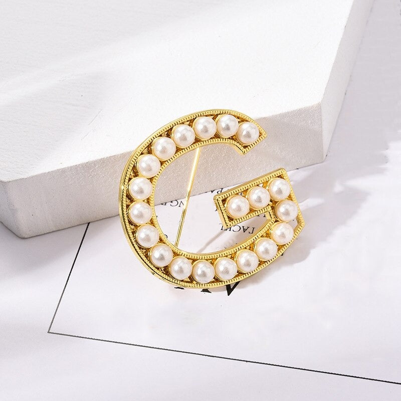 Personalisierte Retro Chic Perle besetzte Anfangsbuchstaben Brosche Pins