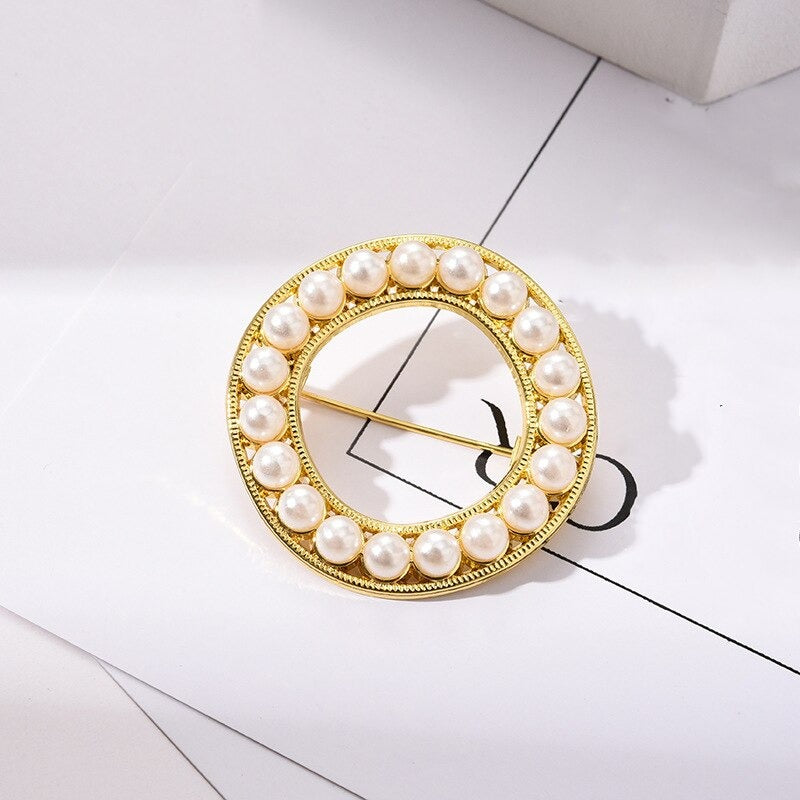 Personalisierte Retro Chic Perle besetzte Anfangsbuchstaben Brosche Pins