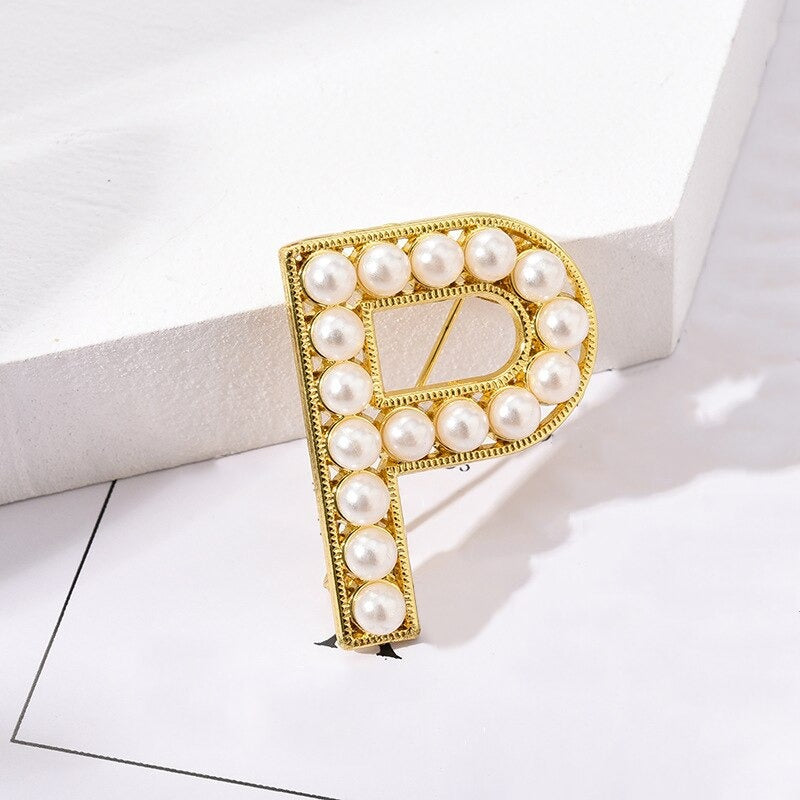 Personalisierte Retro Chic Perle besetzte Anfangsbuchstaben Brosche Pins