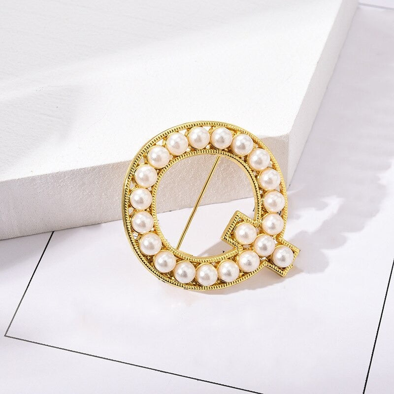 Personalisierte Retro Chic Perle besetzte Anfangsbuchstaben Brosche Pins