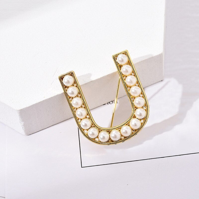 Personalisierte Retro Chic Perle besetzte Anfangsbuchstaben Brosche Pins