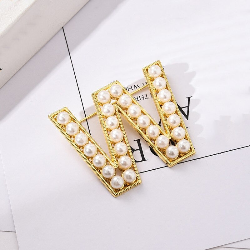 Personalisierte Retro Chic Perle besetzte Anfangsbuchstaben Brosche Pins