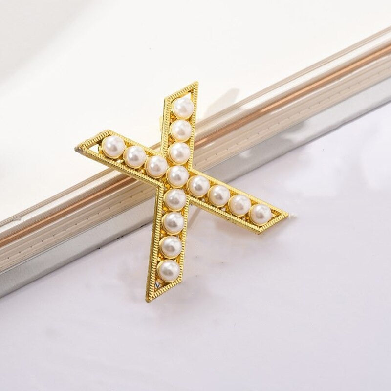 Personalisierte Retro Chic Perle besetzte Anfangsbuchstaben Brosche Pins