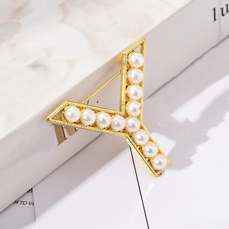 Personalisierte Retro Chic Perle besetzte Anfangsbuchstaben Brosche Pins