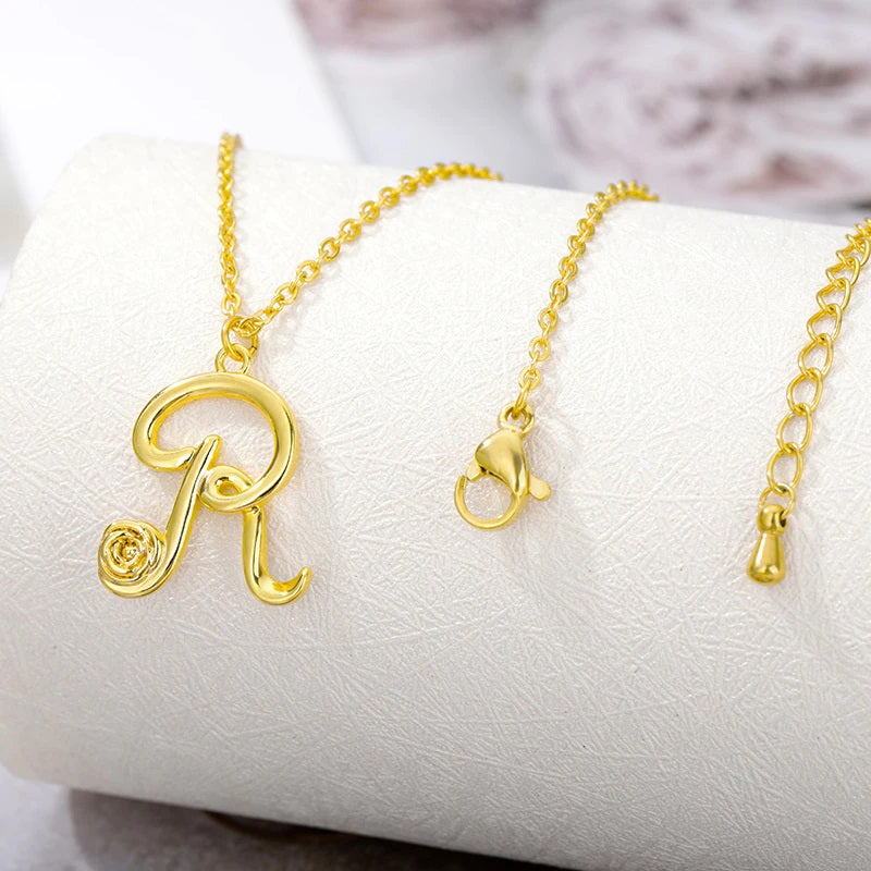 Personalisierte Halsketten mit Anhänger im Rosenblütenstil mit Anfangsbuchstaben A-Z