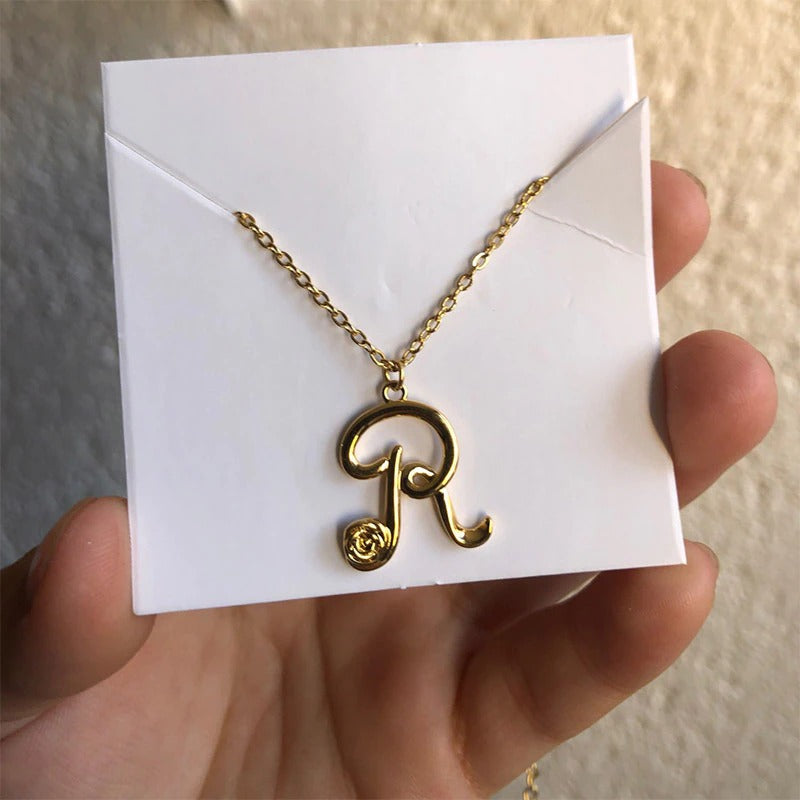 Personalisierte Halsketten mit Anhänger im Rosenblütenstil mit Anfangsbuchstaben A-Z