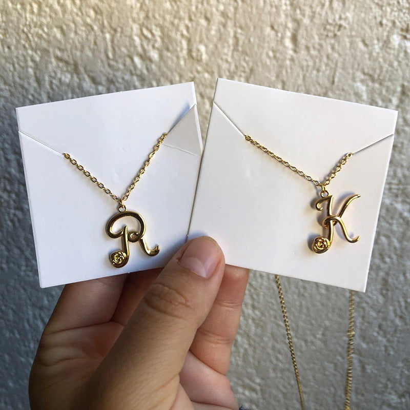 Personalisierte Halsketten mit Anhänger im Rosenblütenstil mit Anfangsbuchstaben A-Z