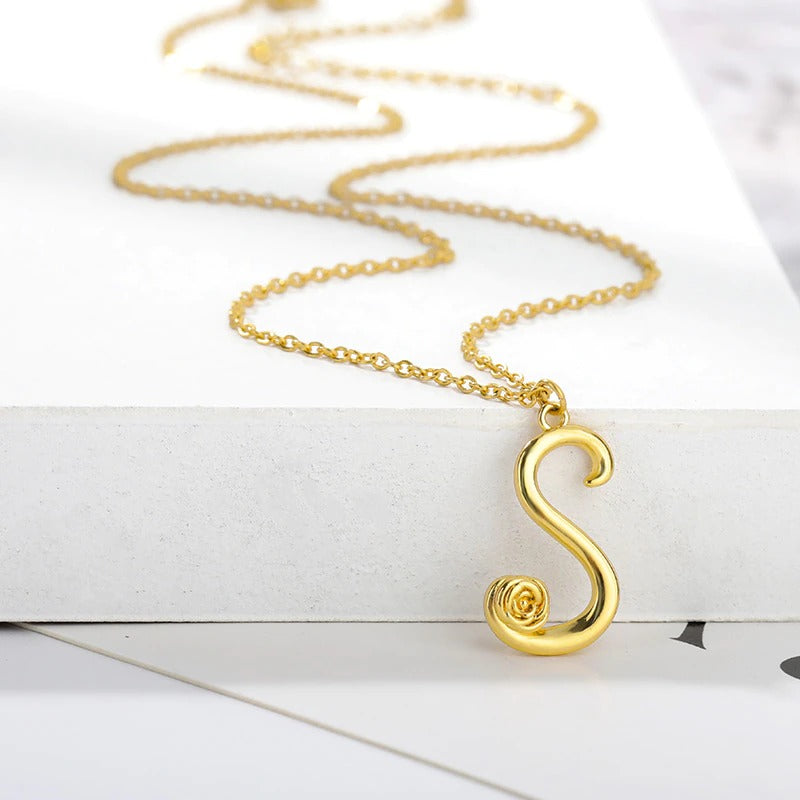 Personalisierte Halsketten mit Anhänger im Rosenblütenstil mit Anfangsbuchstaben A-Z