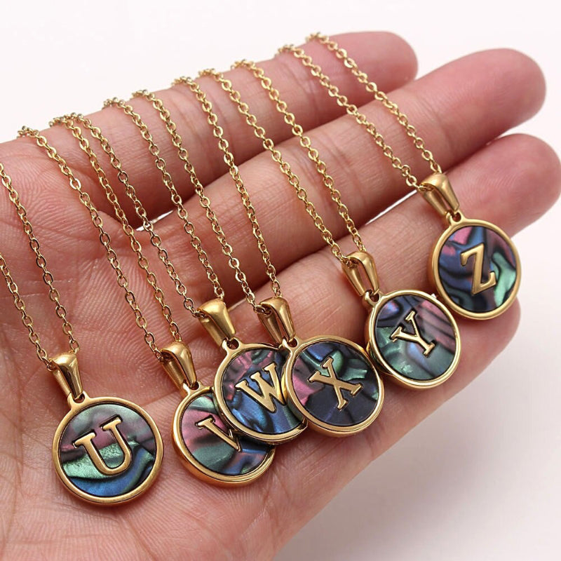 Personalisierte Halsketten mit rundem Muschel-Anfangsbuchstaben-Anhänger