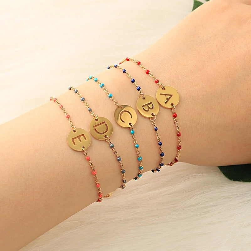 Personalisierte Charm-Perlen-Armbänder mit Anfangsbuchstaben aus Edelstahl V2