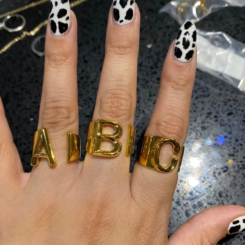 Personalisierte dicke und hohle verstellbare Ringe mit Anfangsbuchstaben A-Z
