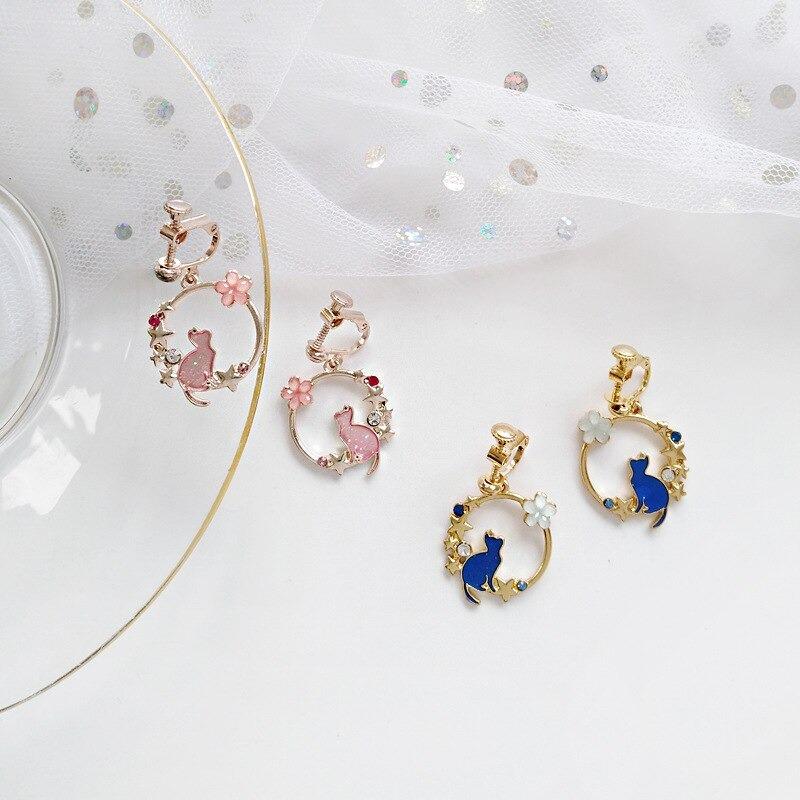 Verspielte Katze in Blumen Creolen