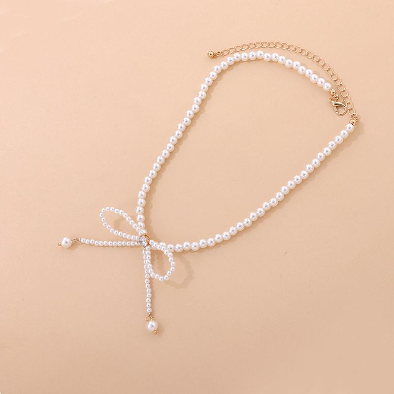 Edle Halskette mit Perlen und Schleife