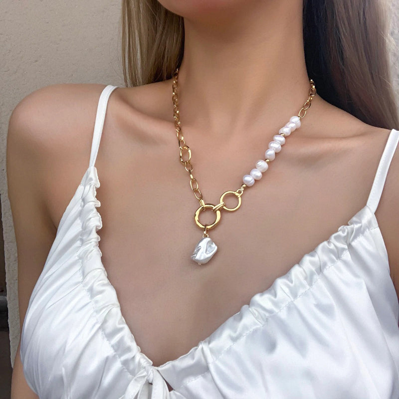 Kostbare Halsketten mit Anhänger aus natürlichen Süßwasserperlen