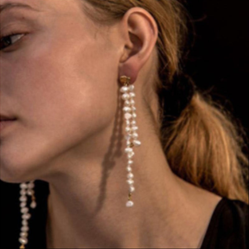 Kostbare, lange Tropfenohrringe aus natürlicher Süßwasserperle