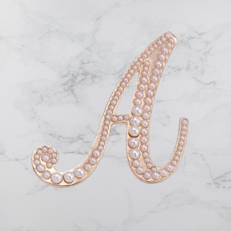 Personalisierte Brosche mit Buchstaben A-Z und eingebetteten Perlen