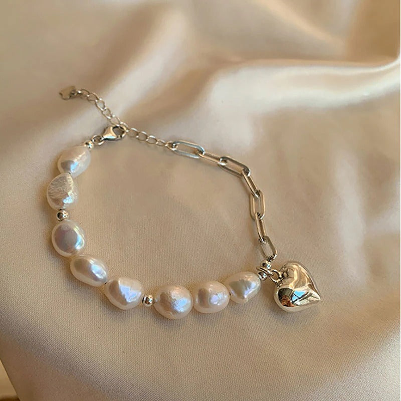 Edle Perlen- und Kettenarmbänder mit Herzanhängern