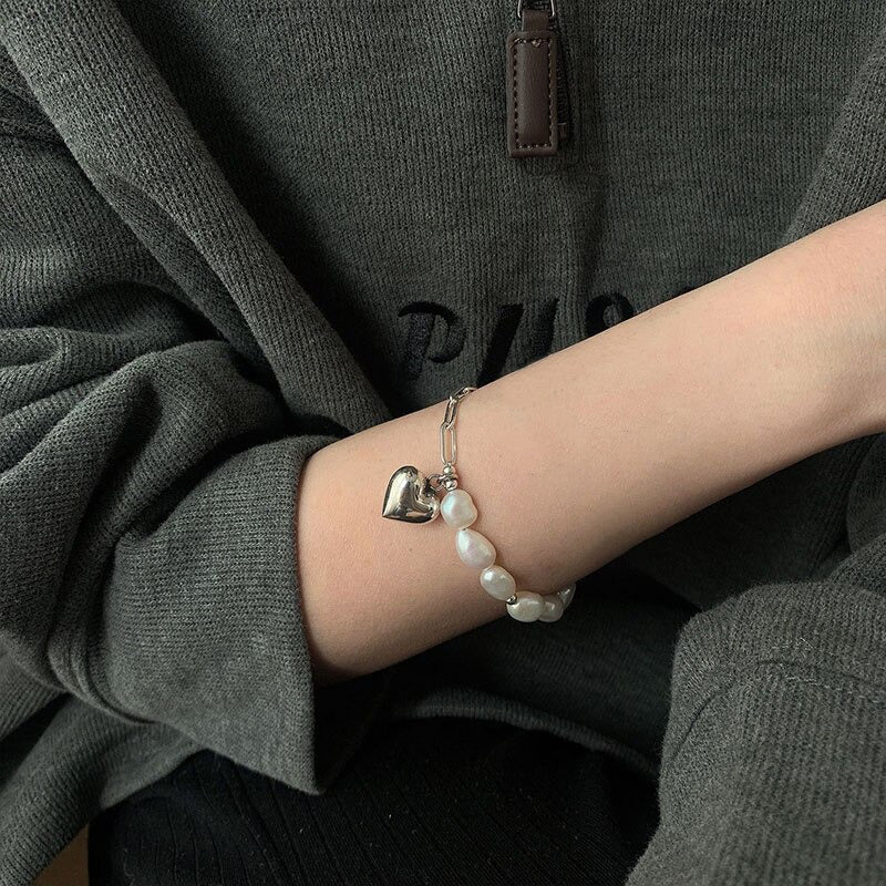 Edle Perlen- und Kettenarmbänder mit Herzanhängern