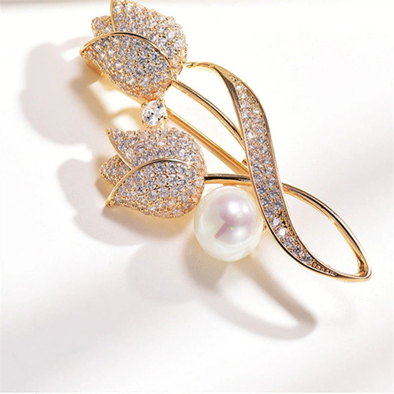 Kostbare Broschennadeln mit Tulpenblüten und Strasssteinen