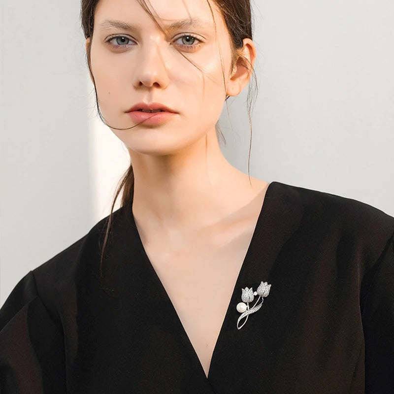 Kostbare Broschennadeln mit Tulpenblüten und Strasssteinen