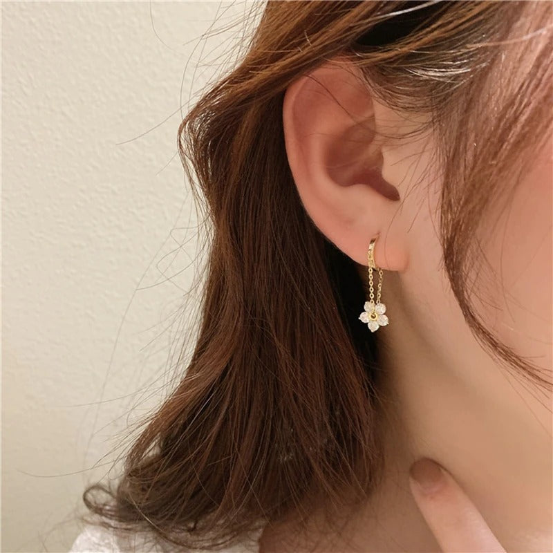 Hübsche Creolen mit Zirkonia-Blume und Metallkette