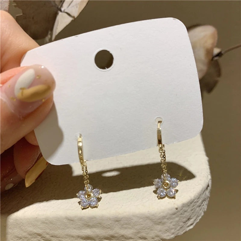 Hübsche Creolen mit Zirkonia-Blume und Metallkette