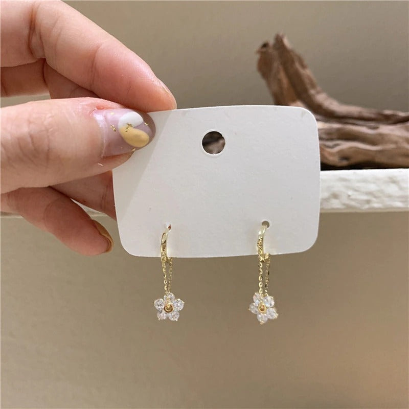 Hübsche Creolen mit Zirkonia-Blume und Metallkette